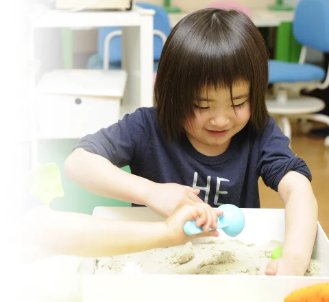 制作活動に取り組む子ども